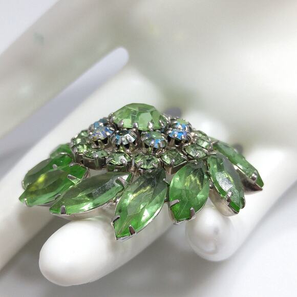 Vintage Peridot Green Rhinestone Domed Brooch, Aurora Borealis, 1960s - Picture 4 of 10